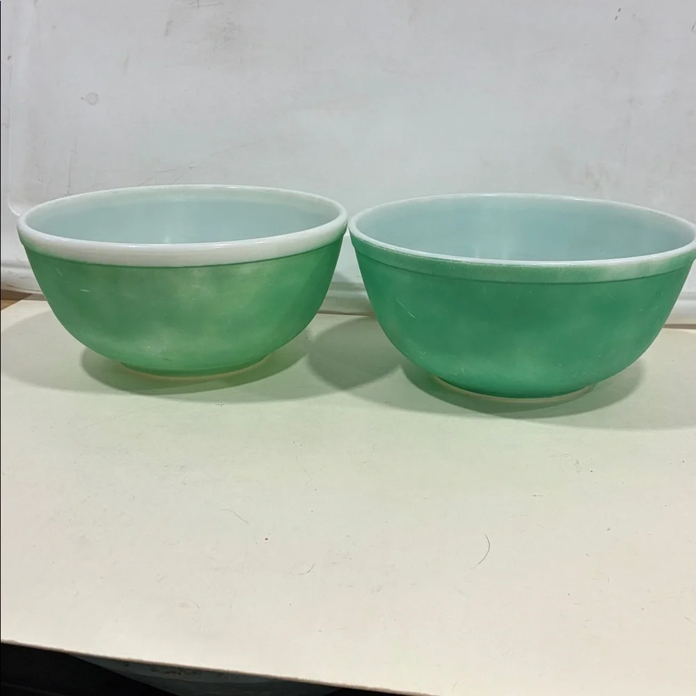 Pyrex Green/ White Bowl Big Green and White Vintage Pyrex Bowl shown on left